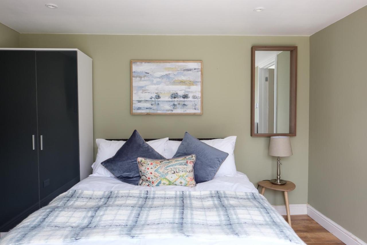 Dickens Suite- Cozy Suite 15Min Close To Gatwick ครอว์ลีย์ ภายนอก รูปภาพ
